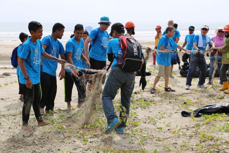 Joint forces during beach clean-up: Volunteers formed a group to work together in removing the nylon rope washed ashore. These ropes cause a great harm to the marine lives and birds when trapped.
