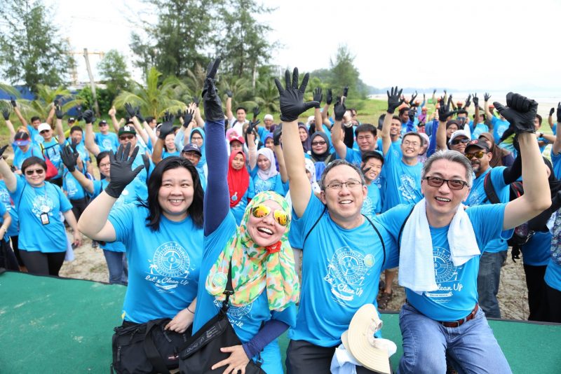 Ready to clean-up Balok Beach: More than 200 volunteers came to support the movement for a better, cleaner beach and a healthy environment. From front left: Foo Wen Sze, Head, Group Corporate Communications, OSK Group and representative of the OSK Foundation; Noor Jehan, Vice Chairman, Malaysian Nature Society Pahang; Chan Wai Kee, Treasurer, Turtle Conservation Society of Malaysia; Ong Ghee Bin, Chief Executive Officer, OSK Property