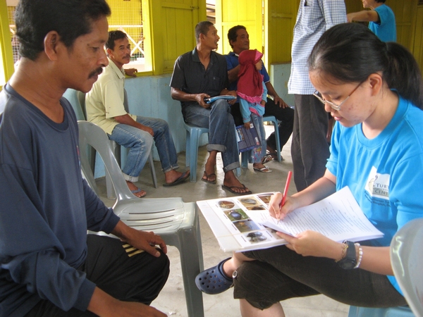 Si En, student volunteer at work